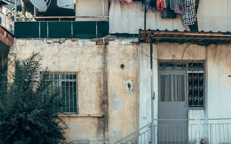 Humidité et bois : comprendre les dégâts et comment les prévenir