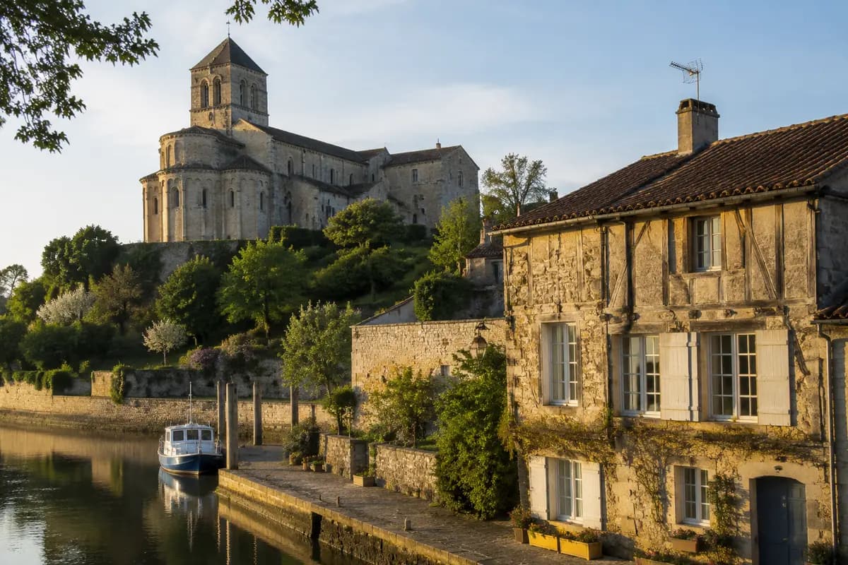 Traitement des termites à Guîtres (33230) : guide complet pour propriétaires au confluent Isle-Dronne