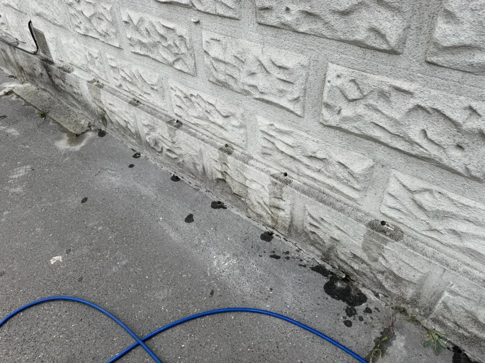 Perçages injectés en pied de façade d'une maison de ville de Bordeaux pour traitement termites