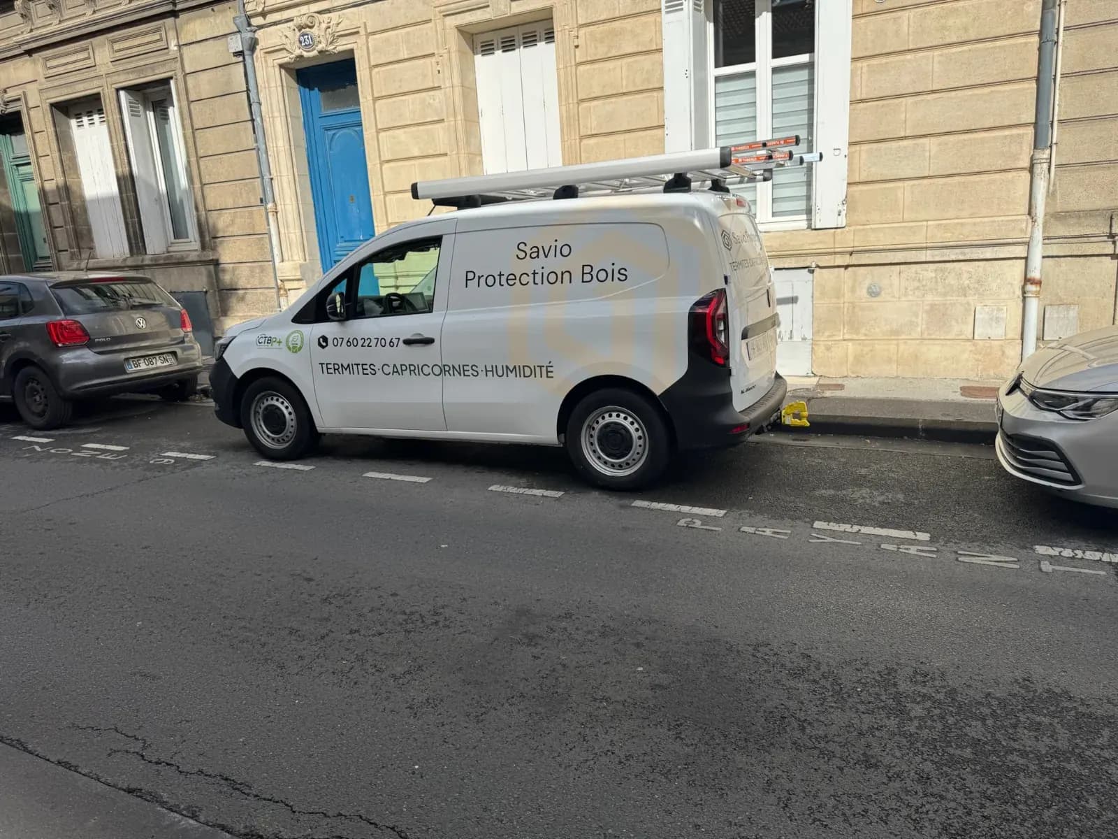 Véhicule Savio Protection Bois stationné devant une maison de ville à Bordeaux