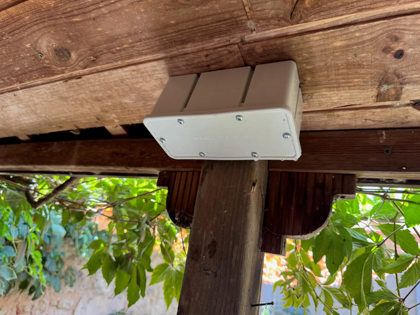 Poste de surveillance Exterra fixé sous une terrasse couverte en bois à Ambarès-et-Lagrave