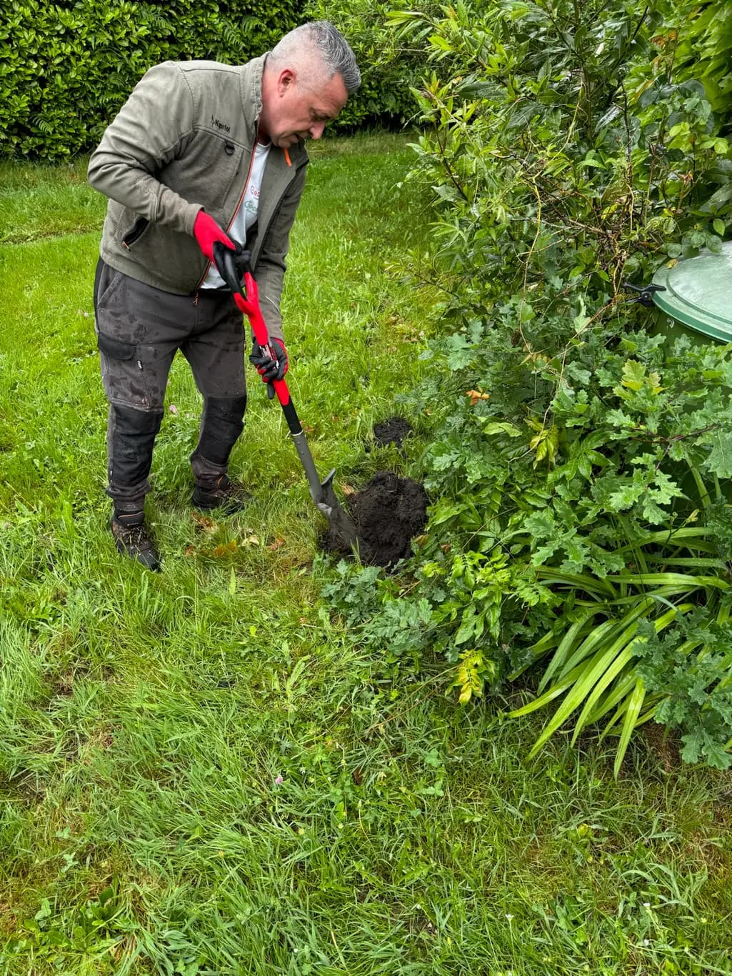 Technicien Savio Protection Bois creusant à la bêche pour poser une station anti-termites à Mérignac