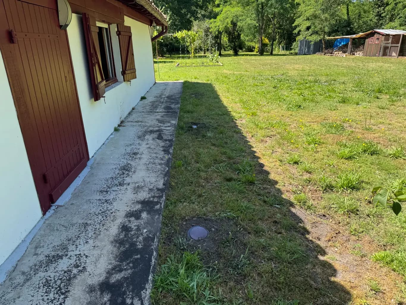 Périmètre d'une maison à Pessac équipé de stations d'appâtage anti-termites le long du mur