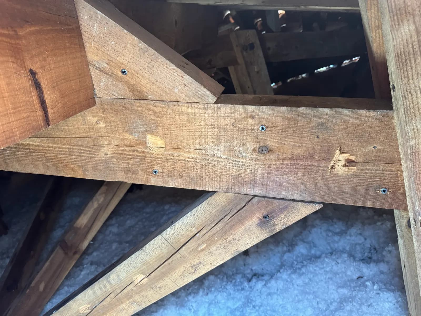 Angle de charpente de combles avec anciens points d'injection et isolation, avant réinjection curative à Pessac