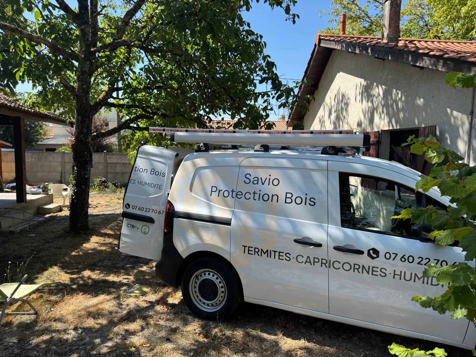 Véhicule Savio Protection Bois garé dans le jardin pendant une intervention à Saint-Médard-en-Jalles