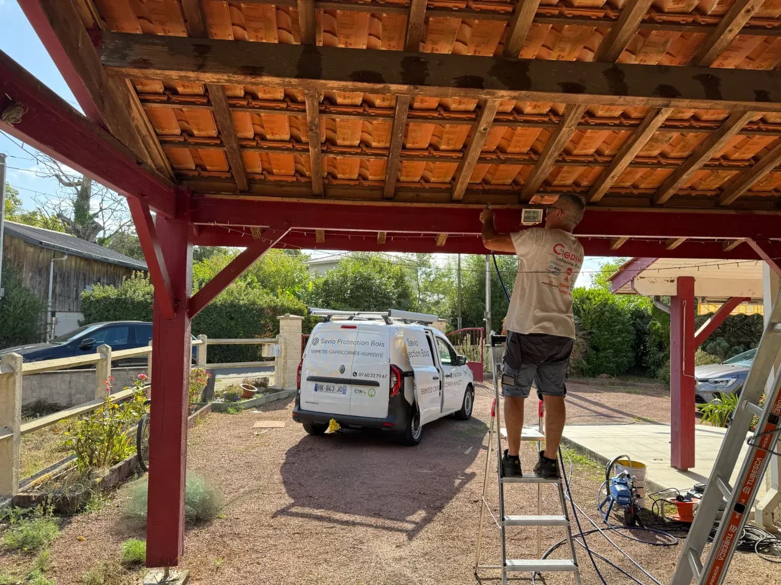 Vue d'ensemble du carport en bois de Saint-Selve pendant le traitement curatif contre le capricorne