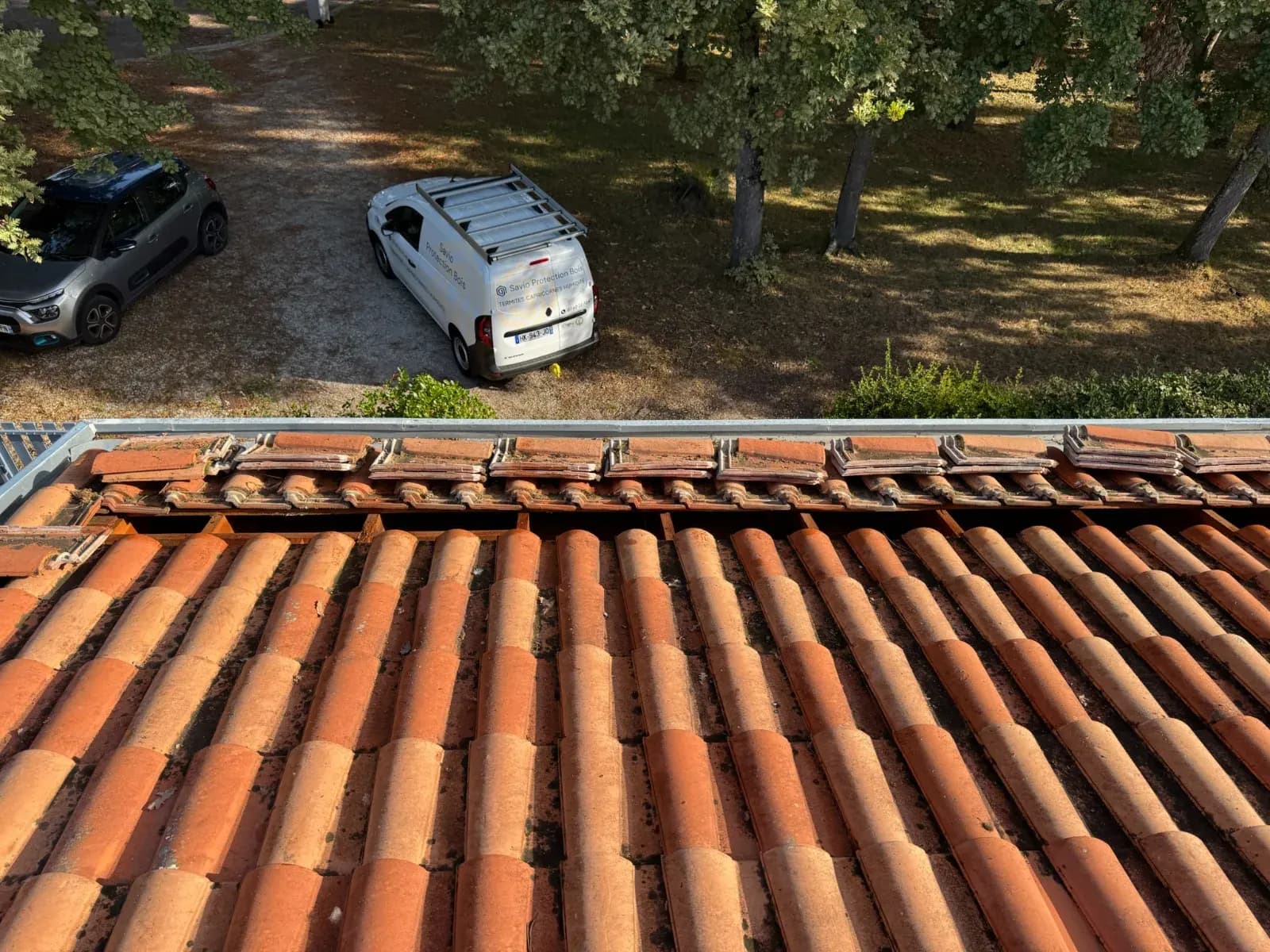 Vue depuis la toiture d'une maison de Gujan-Mestras avec le véhicule d'intervention au sol