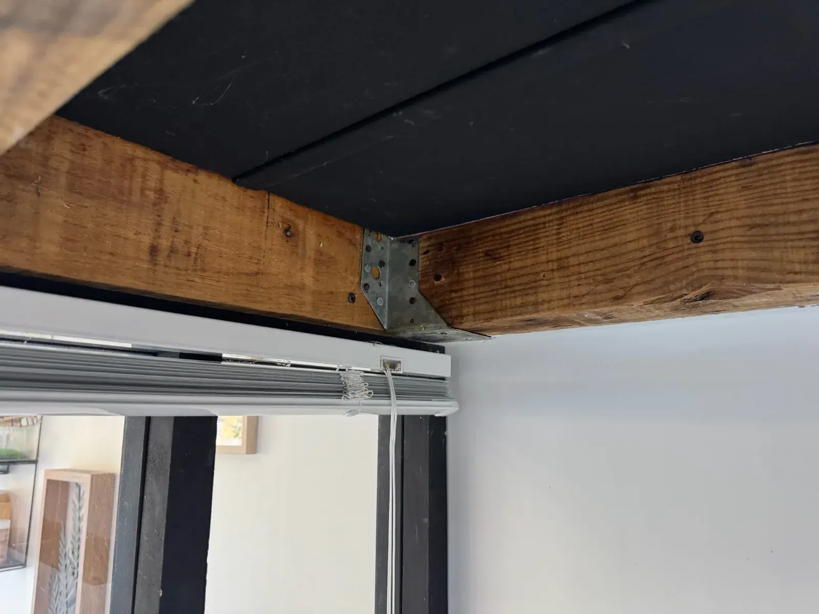 Poutre apparente avec équerre métallique en plafond intérieur d'un local à Lugos