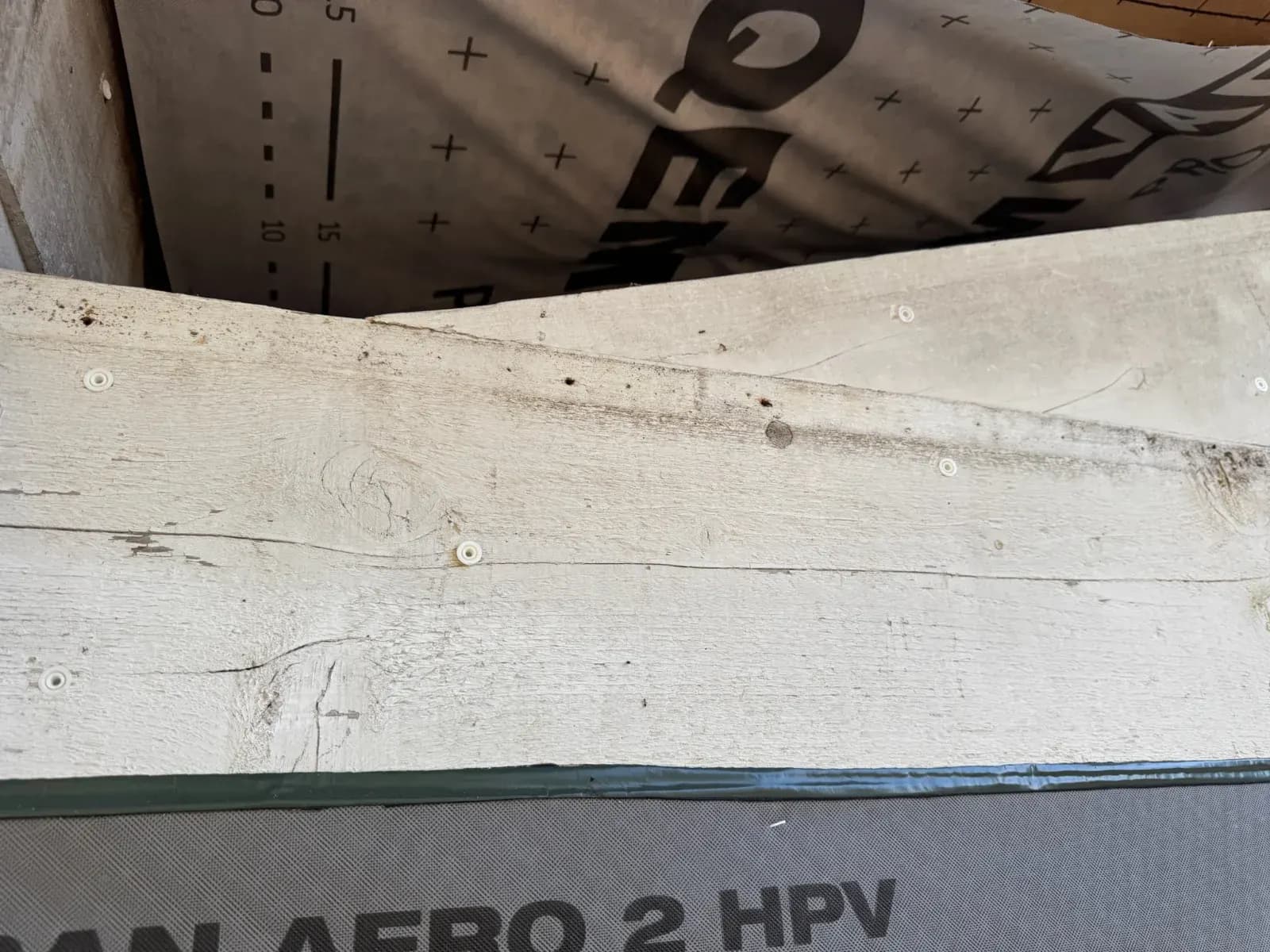 Panne en bois équipée d'injecteurs plastiques après forage à Lugos