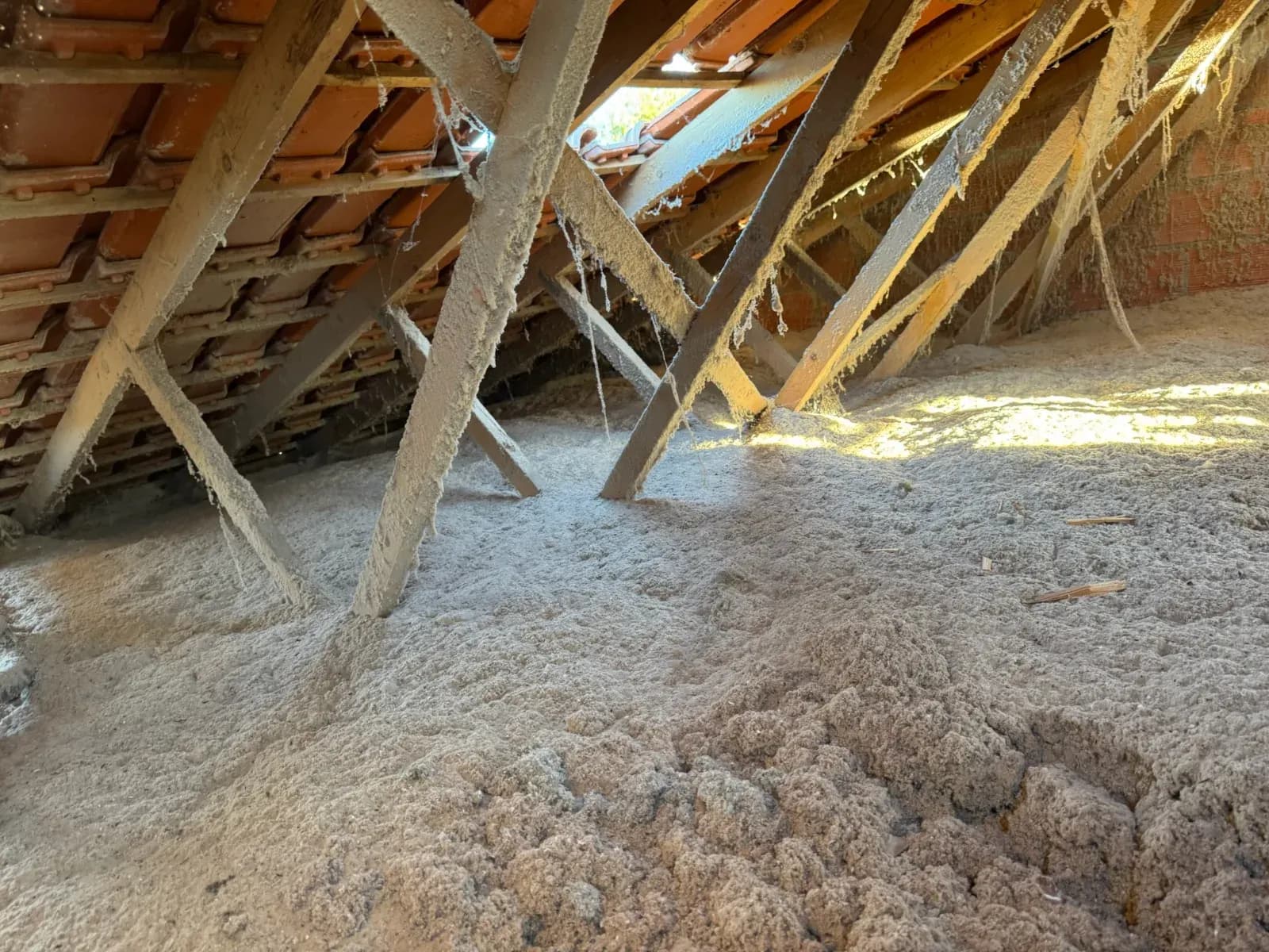 Vue d'ensemble des combles en fermettes recouverts de ouate de cellulose à Martillac