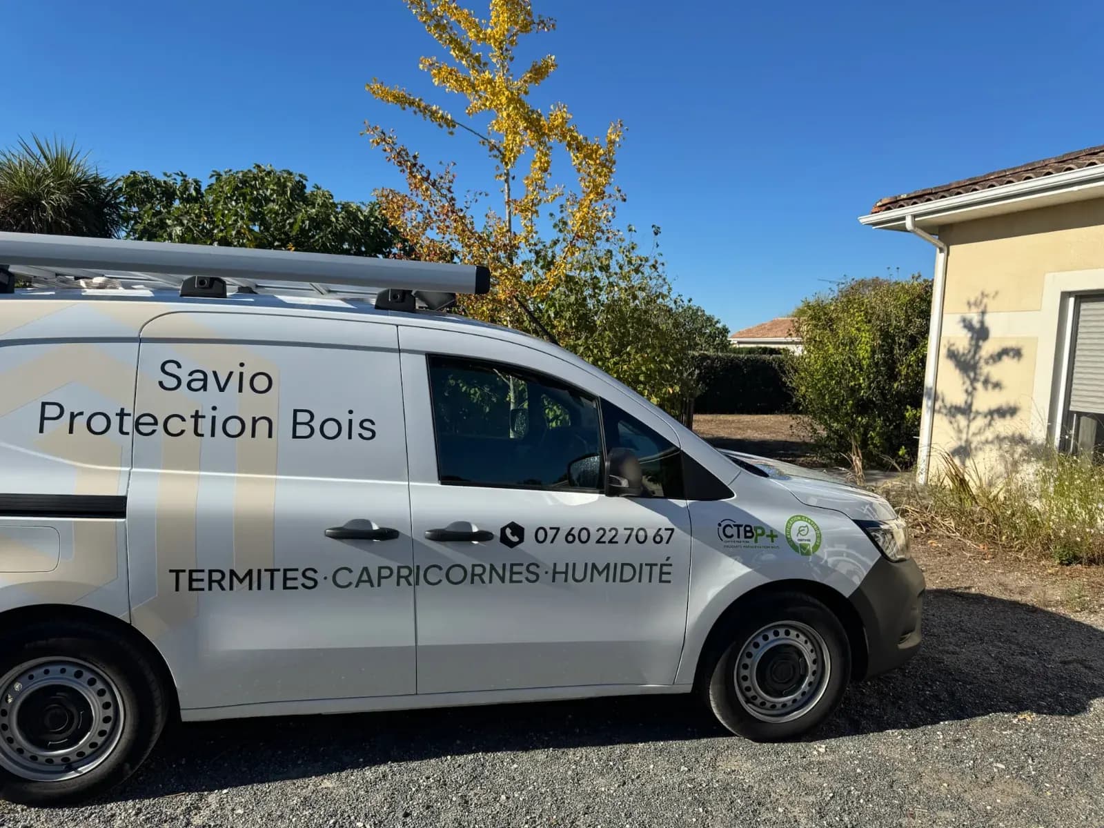 Véhicule Savio Protection Bois stationné devant la maison traitée à Saint-Médard-en-Jalles