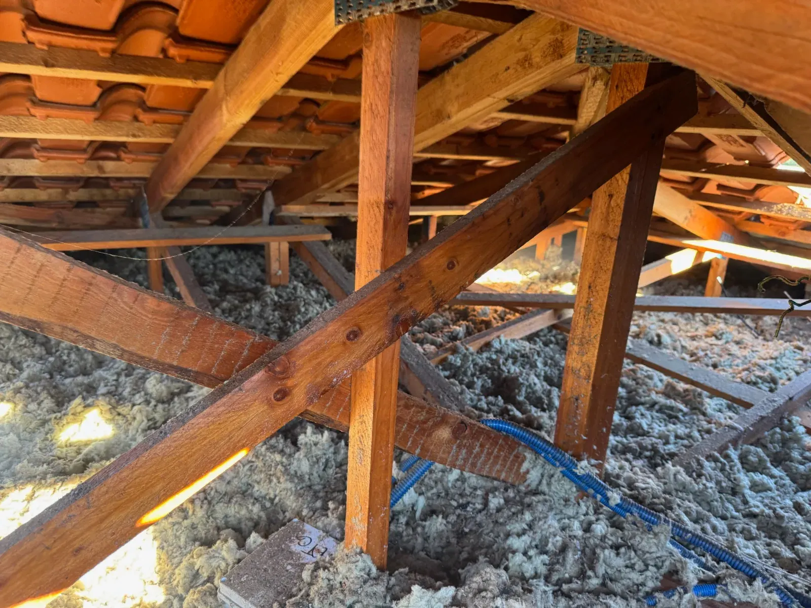 Charpente en fermettes et isolant dans les combles perdus d'une maison de Saint-Médard-en-Jalles